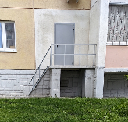 Дверь в электрощитовую